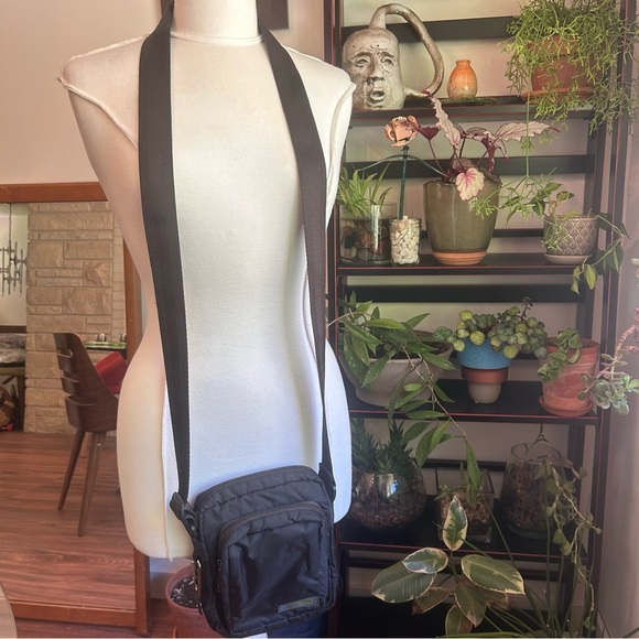 LeSportsac Black Zippered Classic Messenger Bag 4 Pockets Adjustable Strap - Picture 3 of 8